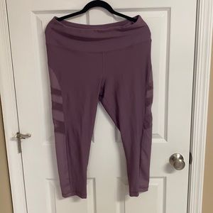 Mesh cut-out 3/4 length leggings